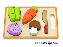 houten vormenplank met snijgroenten