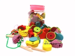 houten kralen fruit in bus