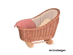 rieten poppenwieg met gebreid dekentje
