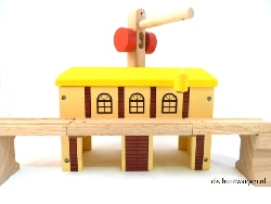 houten pakhuis met kraan