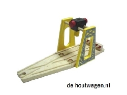 houten seinbrug met kraan