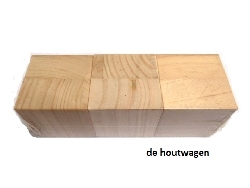 3 houten blokken 8 x 8 x 8 cm.