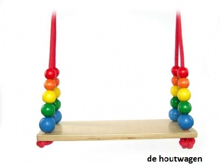 houten plank schommel met gekleurde kralen