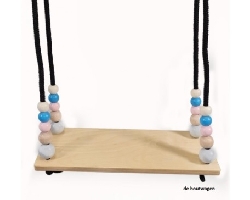 houten plankschommel met pastel kralen