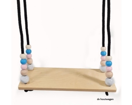 houten plankschommel met pastel kralen