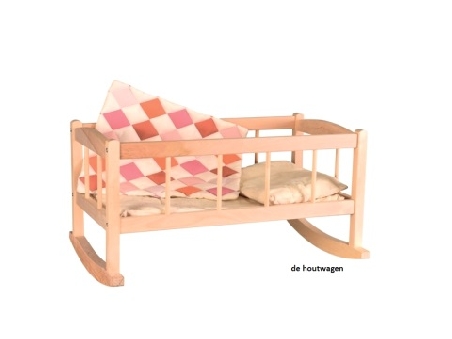 houten poppenwieg met patchwork dekentje