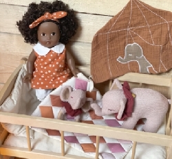 houten poppenwieg met patchwork dekentje-0