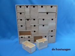 De Houtwagen | Houten Letterbak voorzien van 24  bakjes | 40 × 40 cm | letterbakken | € 47,50