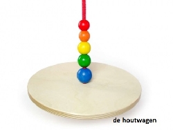 houten schommel rond met gekleurde kralen
