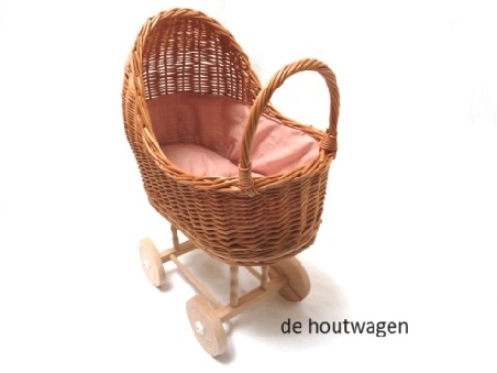 rieten poppenwagen met oud roze bekleding