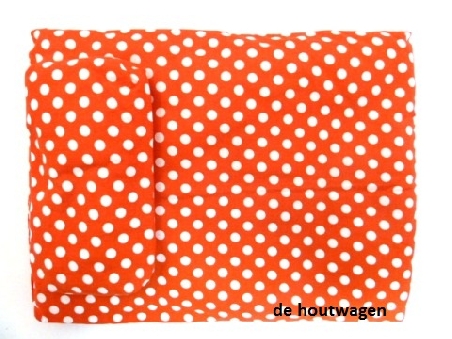De Houtwagen | poppen beddengoed rood met witte stippen | poppenbedjes | € 17,50